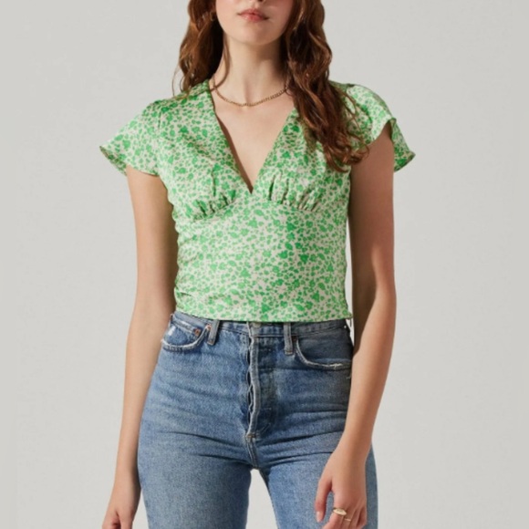 Astr Tops - ASTR The Label NWT Cream Lime Ditsy Satin Flutter Sleeve Blouse